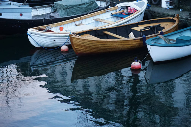  bateaux de pêche se tiennent à la jetée dans le canal de la rivière      - Photo, image
