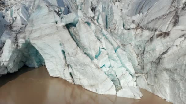 Primo piano di pezzi frastagliati di ghiaccio sulla faccia anteriore del ghiacciaio. Filmato aereo ascendente di ghiaccio che si scioglie in piedi nell'acqua. Paesi Bassi - Filmati, video