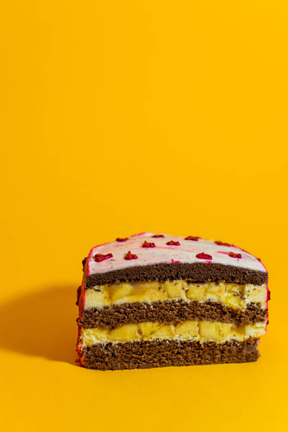 Маленький торт Bento в подарок на день рождения или 14 день Святого Валентина. Корейский стиль торты для одного или двух человек. Милый десерт-подарок. Другой маленький торт. Азиатская кухня. - Фото, изображение