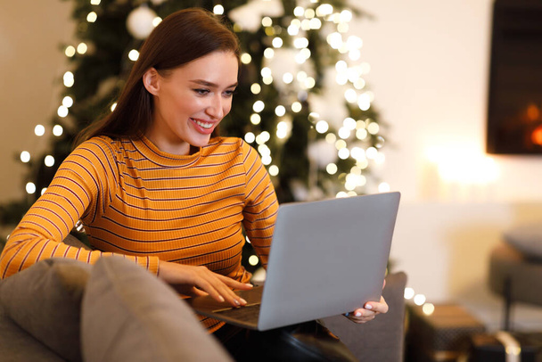 Sorrindo jovem mulher usando laptop em casa - Foto, Imagem