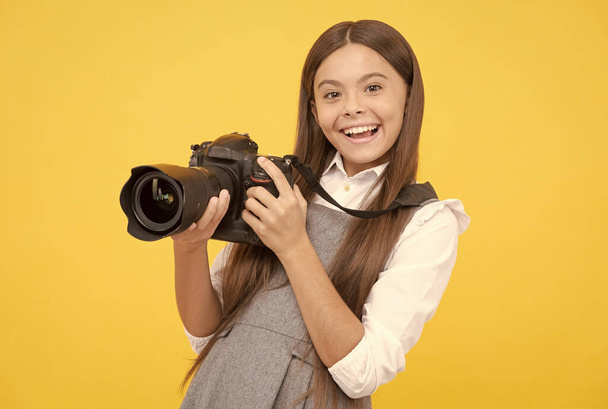 Mutlu genç kız fotoğrafçı dijital fotoğraf makinesi kullanarak fotoğraf çekiyor. - Fotoğraf, Görsel