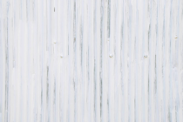 Gegolfd ijzeren blad geschilderd in witte textuur achtergrond - Foto, afbeelding