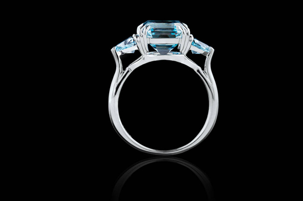 Piękny złoty pierścień z akwamarynem i diamentami na czarnym tle zbliżenie - Zdjęcie, obraz