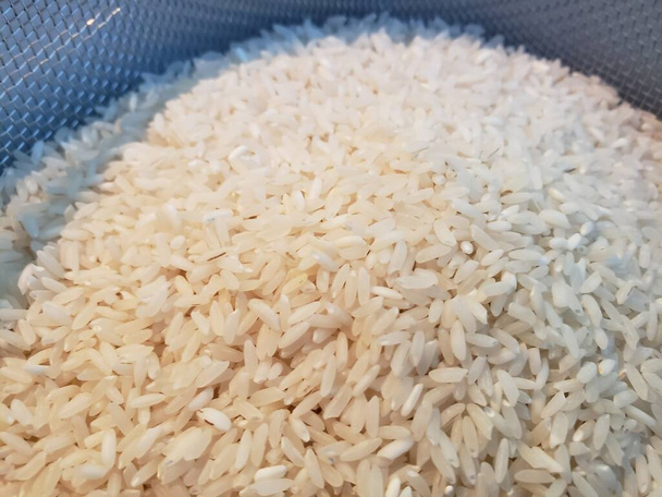 Varias tazas de arroz en un colador - Foto, Imagen