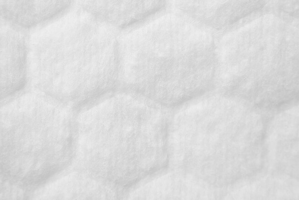 Jedná se o prázdné bílé tkaniny pozadí s texturou medových plástů nebo buňek.Povrch bavlněné podložky close-up. - Fotografie, Obrázek