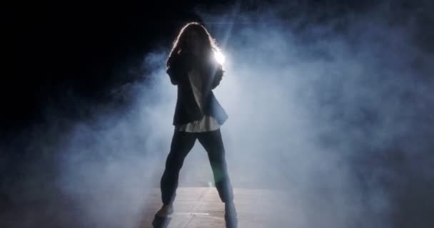 Nuori naistanssija suorittaa villi hip hop tanssia strobe valoa ja savua tausta - Materiaali, video
