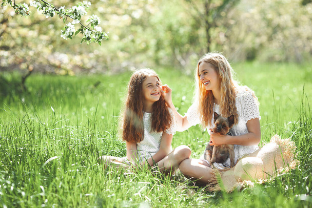 Duas meninas bonitas com seu cão - Foto, Imagem