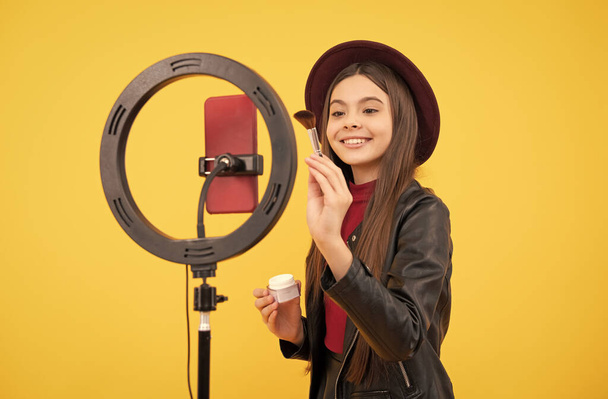 felice teen girl blogger uso selfie led lampada e smartphone, tutorial di trucco. - Foto, immagini