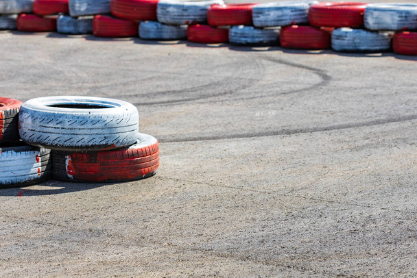 pneus pintados na pista, os limites da pista para corridas de corrida. pista de kart-go - Foto, Imagem