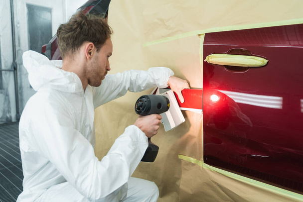 カラーマン特別ランプを使用して車の塗料と色サンプルを比較します。 - 写真・画像