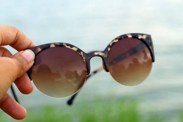 γυαλιά ηλίου στο γρασίδι - Φωτογραφία, εικόνα