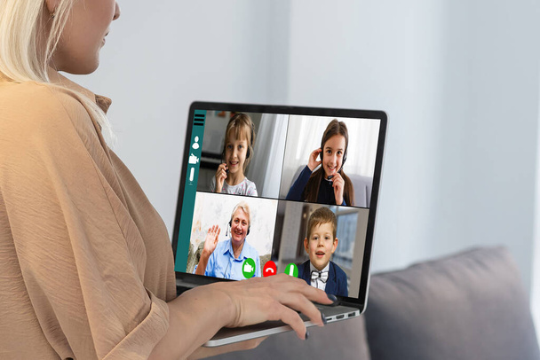 Videoconferenza di gruppo online su laptop, famiglia - Foto, immagini