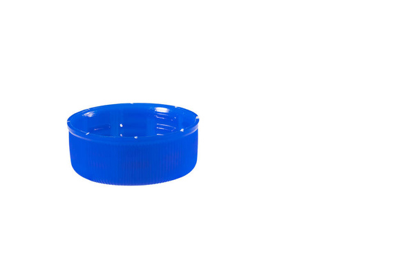 Zblízka boční pohled na modré plastové víčko izolované na bílém pozadí. - Fotografie, Obrázek