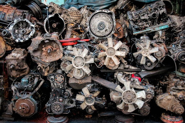 Használt régi motorok egy használt autóalkatrész boltban - Fotó, kép