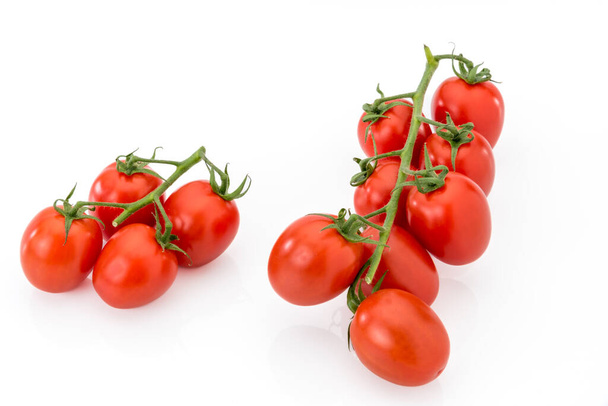Manojos de tomates rojos cereza, tipo tomate datterino aislado en blanco, espacio de copia - Foto, Imagen