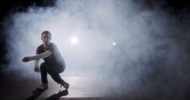 siluetti naistanssija suorittaa hip hop tanssia hidastettuna valoa ja savua tausta - Materiaali, video