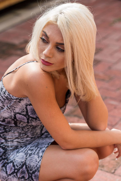 Upea nuori blondi malli aiheuttaa ulkona nauttien kesäpäivästä - Valokuva, kuva