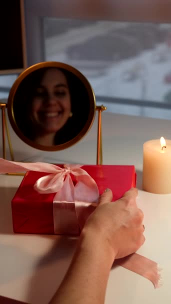 vrouw hand ontwikkel een gift close-up - Video