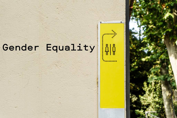 Стіна з символами жінок і чоловіків з текстом "Стіна з символами жінок і чоловіків з текстом "гендерна рівність
" - Фото, зображення