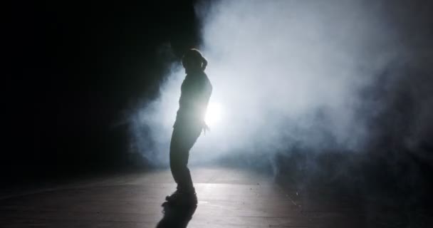 Hafif ve dumanlı ağır çekimde hip hop dansı yapan bir kadın dansçının silueti - Video, Çekim