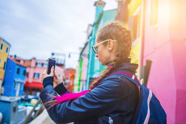 Traveler blogger fotografování selfie v blízkosti barevných domů na ostrově Burano v benátské laguně. Cestování a dovolená v Itálii koncept. Životní styl cestovní momenty v krásném italském městě - Fotografie, Obrázek