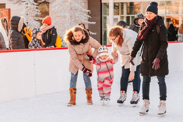 Slovia.Bratislava.05.01.20.Soft, Selective focus.Outdoor .Winter sport.People ice skating on the City Park Ice Rink in Europe (англійською). Захоплюється зимовими справами на відкритому повітрі.. - Фото, зображення