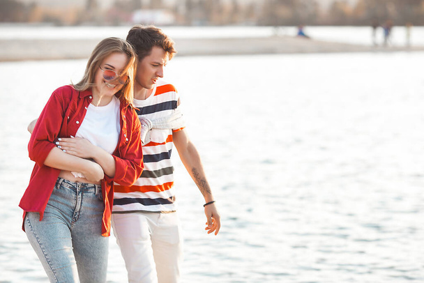 Um casal feliz ao ar livre. Amantes à beira-mar. Homem e mulher juntos. - Foto, Imagem