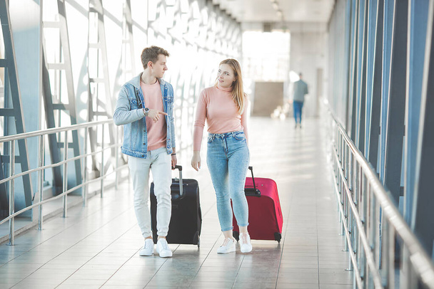 Молодая пара путешествует. Мужчина и женщина отправляются в отпуск. - Фото, изображение
