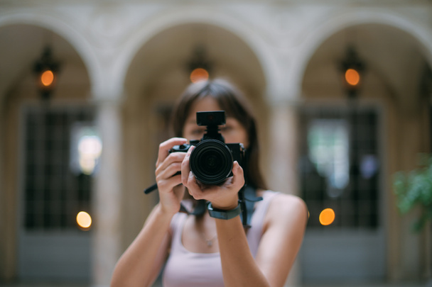 Portrét turistické dívky s fotoaparátem v rukou v hale muzea. Mladá krásná žena fotí na výlety při cestování na dovolenou. - Fotografie, Obrázek