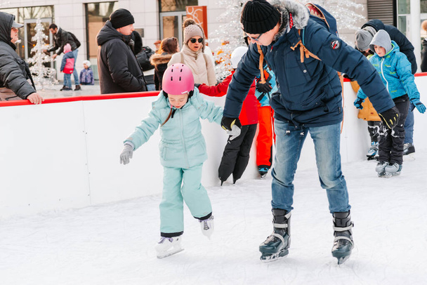 Slovia.Bratislava.05.01.20.Soft, Selective focus.Outdoor .Winter sport.People ice skating on the City Park Ice Rink in Europe (англійською). Захоплюється зимовими справами на відкритому повітрі.. - Фото, зображення