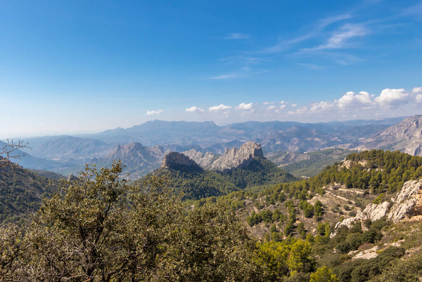zamontować Castellet z niebieskim pochmurnym niebem. Krajobraz w Finestrat, we Wspólnocie Walenckiej, Alicante, Hiszpania - Zdjęcie, obraz