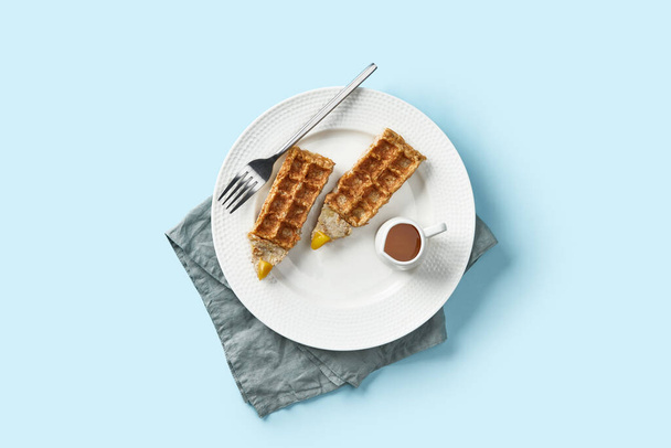 Ovesná kaše Belgické vafle ve tvaru tužky na modrém stole - Fotografie, Obrázek