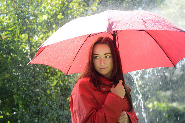 mujer bajo la lluvia - Foto, Imagen