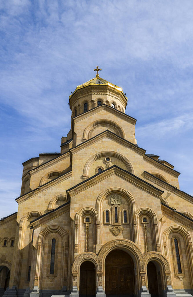 Szentháromság székesegyház a fő és legnagyobb grúz ortodox katedrális (Tsminda Sameba). Tbiliszi, Grúzia - Fotó, kép