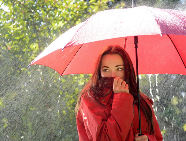 mujer bajo la lluvia - Foto, imagen