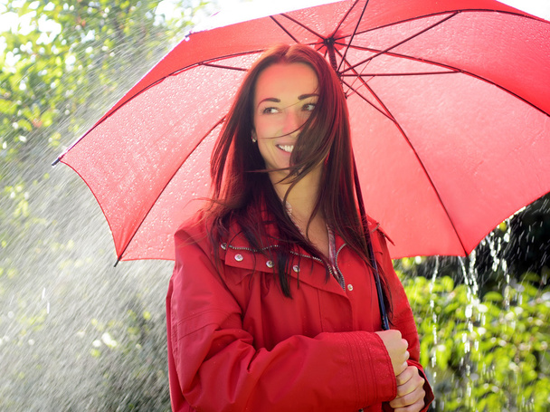 Mujer feliz bajo la lluvia
 - Foto, imagen
