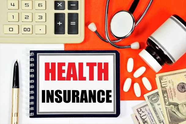 Health insurance. A text label in the planning folder, against the background of a calculator, cash and medicines. The program of payment for medical care, ensures well-being. - Foto, Imagem