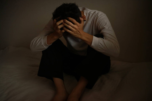молодий сумний чоловік з руками на голові
  - Фото, зображення
