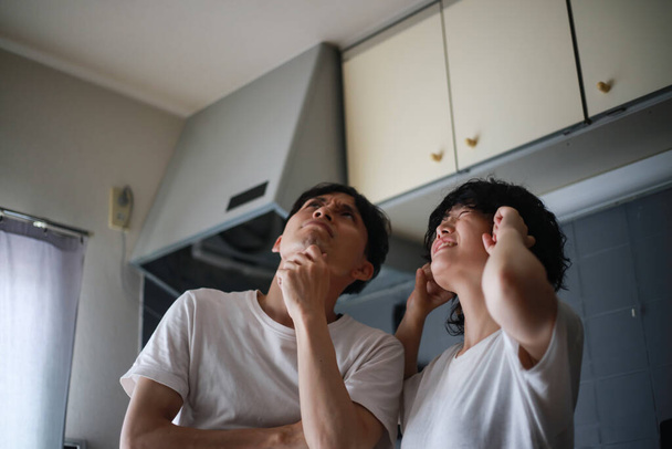giovane coppia asiatica soffre di rumore al piano di sopra - Foto, immagini