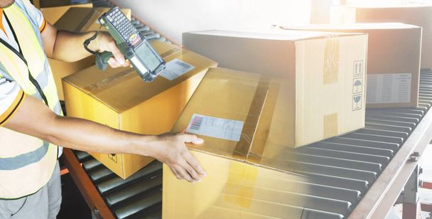 Los trabajadores escanean el escáner de código de barras en las cajas de embalaje en el envío de carga de la cadena de suministro del transportador. Logística de almacén de envío - Foto, Imagen