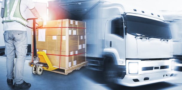 Kaksinkertainen altistuminen kuvia työntekijöiden lastaus Paketti laatikot Cargo Container. Kuorma-autot ajavat tiellä. Kuorma-autojen tavaraliikenteen logistiikka ja lastinkuljetuskonsepti - Valokuva, kuva