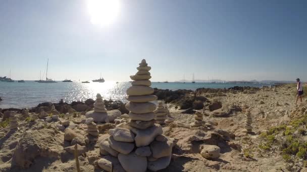 Башня в стиле дзен с гладкими камнями на пляже - Кадры, видео