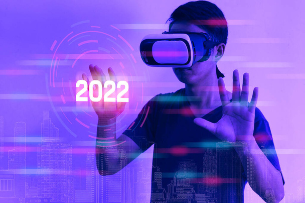 людина в окулярах VR торкається 2022 віртуального екрану. Концептуальна технологія бізнес метаверсій
. - Фото, зображення