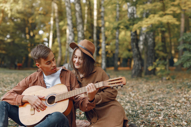 Beautiful couple spend time in a autumn park - Foto, afbeelding