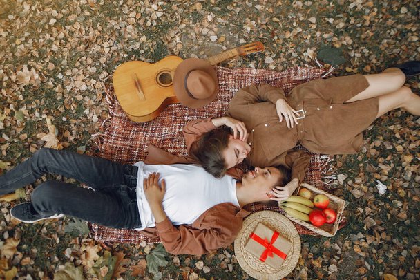 Красива пара проводить час в осінньому парку
 - Фото, зображення