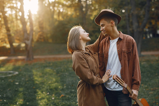 Beautiful couple spend time in a autumn park - Zdjęcie, obraz