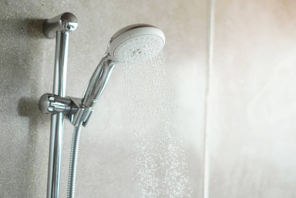  cabezal de ducha con fondo de pared en baño moderno - Foto, Imagen