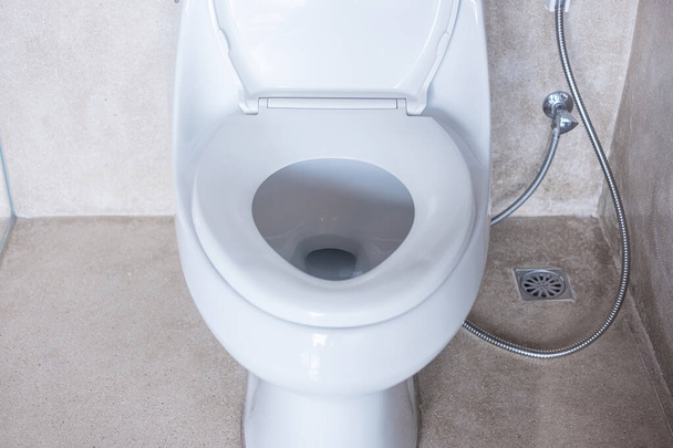 Новий керамічний унітаз і туалетний папір. Прибирання, туалет, спосіб життя та концепція особистої гігієни
 - Фото, зображення