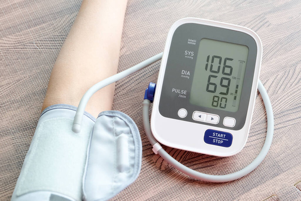 Emberi vérnyomásmérőt és pulzusmérőt digitális nyomásmérővel. Egészségügyi és orvosi koncepció - Fotó, kép
