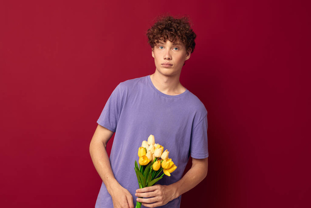 kinky guy holding a yellow bouquet of flowers purple t-shirts Lifestyle unaltered - Foto, immagini